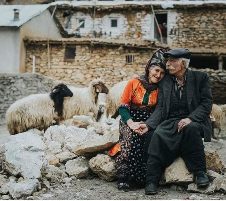 الحب والحياة الزوجية.. بين صدق المشاعر وكم تدفع و.. وماذا استفيد ؟!! شغلتني هموم الحياة والسعي الى نحو جمع المال والسفر المستمر لعقد الصفقات التجارية عن الزواج وأفقت لأجد نفسي قد تجاوزت الخمسين من العمر من دون زوجة او أبناء