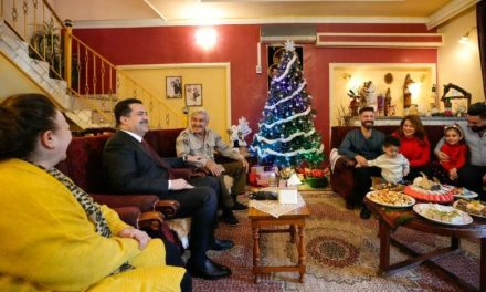 السوداني يزور أسراً مسيحية في بغداد ويشاركها الاحتفال بأعياد الميلاد ويؤكد أن وجود المسيحيين في العراق هو عامل قوة للبلد