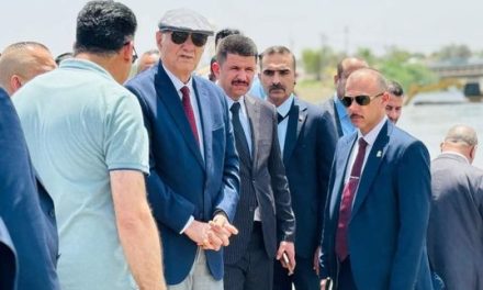 وزير الموارد المائية يتفقد مشروع التكسية الحجرية  في محافظة الديوانية